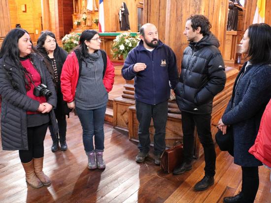 Emilio de la Cerda, subsecretario del Patrimonio Cultural, junto al padre Julio Campos y profesionales de la oficina técnica del Consejo de Monumentos Nacionales provincial y de la Oficina Patrimonio &amp; Restauro.