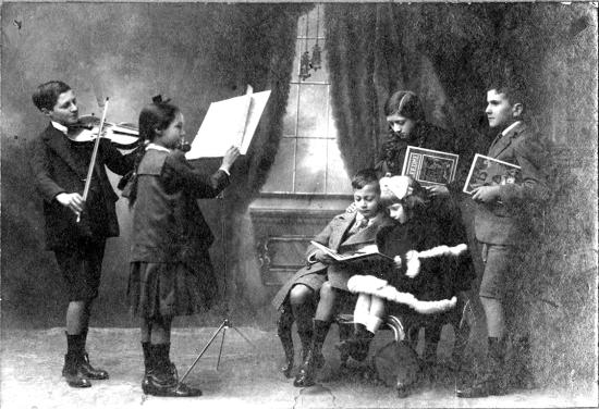 Niños en sesión de música. Ca 1920. Biblioteca Nacional