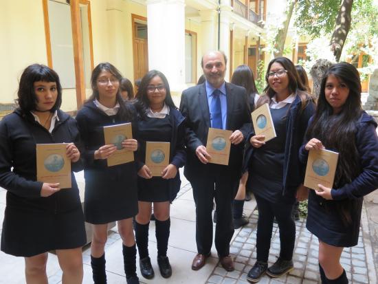 Director de la Dibam, Ángel Cabeza, junto a esolares en el lanzamiento de la reedición del libro ""Lucila Gabriela, la voz de la maestra"