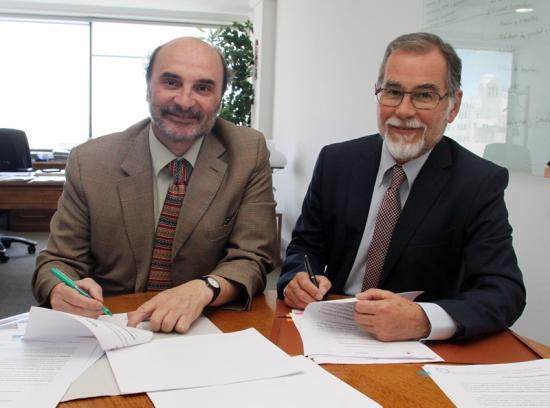 Director de la Dibam y Vicepresidente de Asuntos Corporativos y Sutentabilidad de Codelco firman convenio para conservación del patrimonio