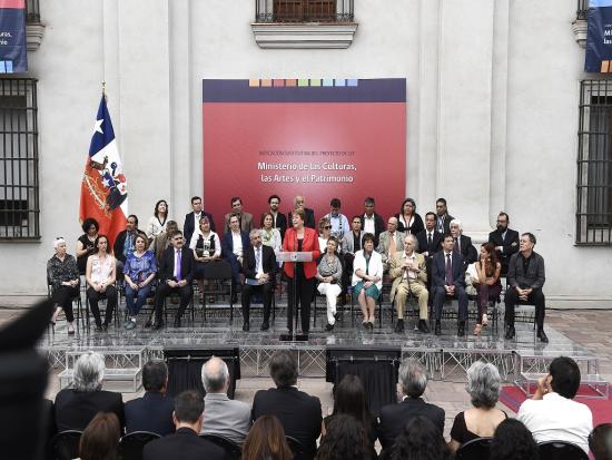 La presidenta en la firma de la indicación.