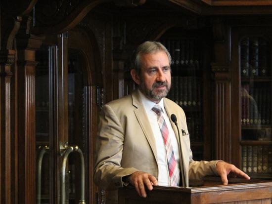 El presidente de la Fundación de Patrimonio Cultural Prusiano, en la Sala Ercilla.