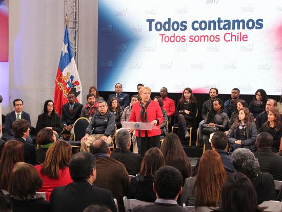 Presidenta agradece a los censistas en el Archivo Nacional.