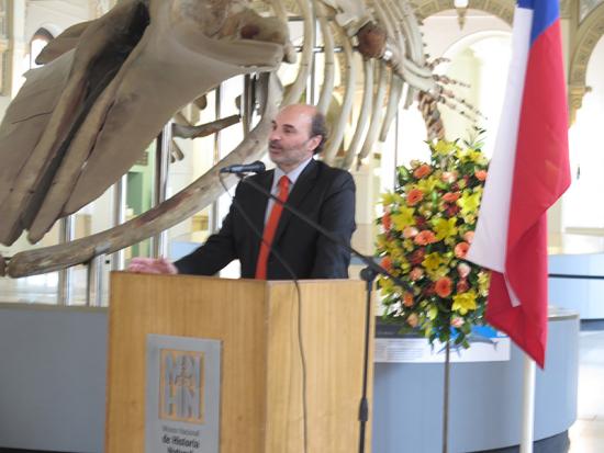 Ángel Cabeza, director de la Dibam, en el aniversario del MNHN.