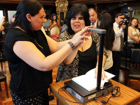 Uno de los nuevos lectores de texto de la Biblioteca Nacional.
