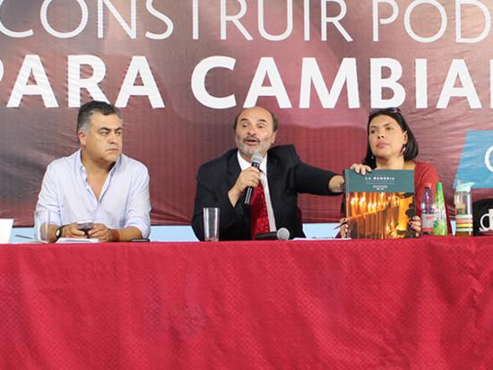 Director Dibam presentando el libro junto a autoridades de la CUT.