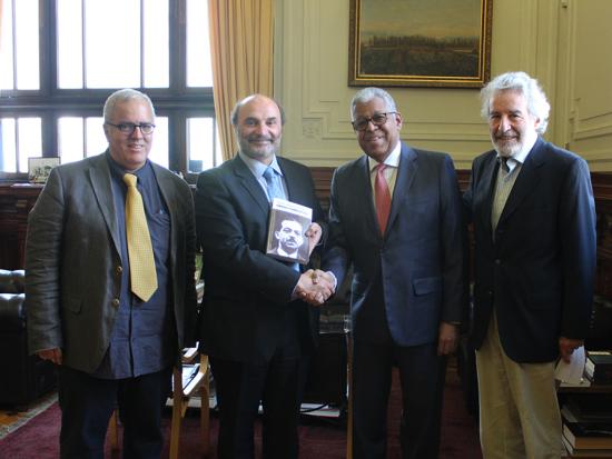 De izquierda a derecha:  Miguel D.Mena, Ángel Cabeza, Rubén Silié y Eduardo Araya con uno de los ejemplares de las obras completas del dominicano Pedro Henríquez Ureña donadas a la Dibam.