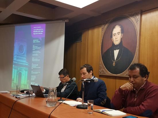 El panel conformado por el diputado Marcelo Díaz, el subsecretario Emilio De la Cerda y José Osorio, de la sociedad civil.