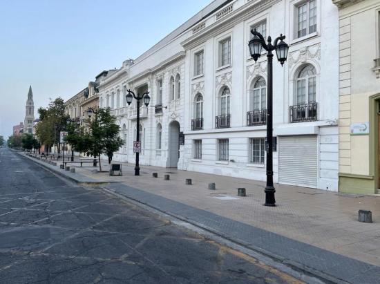 Fachada de construcción clásica.