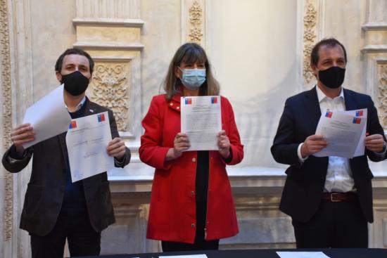 Autoridades muestran el convenio firmado.