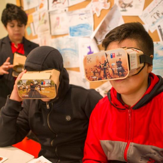niños mirando fotografías