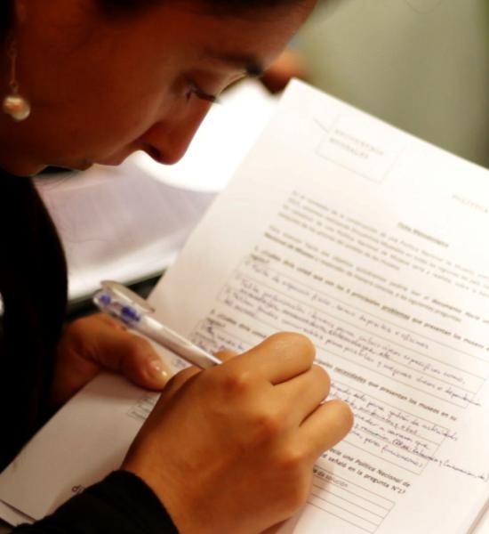 Persona respondiendo un formulario