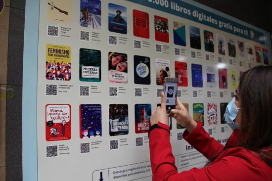 Mujer descargando libro de la BPDigital