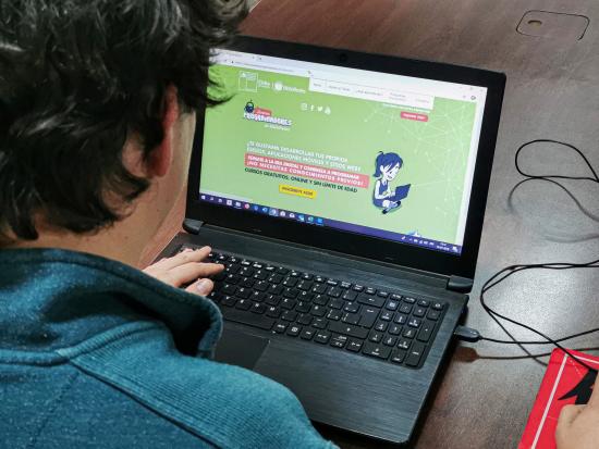 Hombre utilizando una laptop