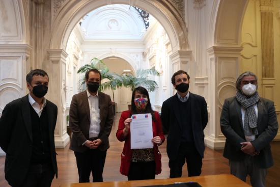 Firma convenio Ministerio Injuv