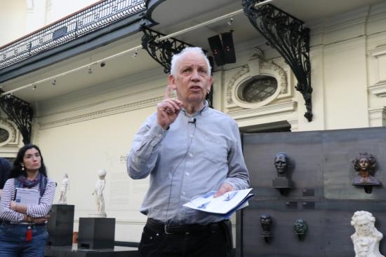 Director del Museo de Bellas Artes durante una visita guiada al edificio