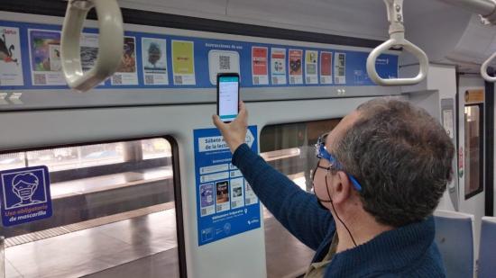 persona escanea un código QR en metro