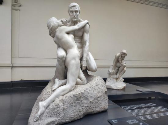 Escultura con figuras masculina y femenina
