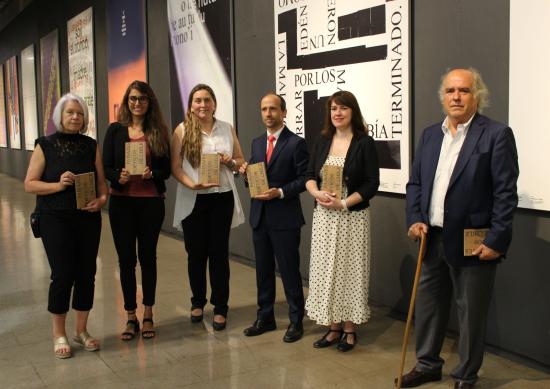 autoridades del sistema nacional de bibliotecas públicas, la embajada de suiza y metro de santiago junto al libro donado