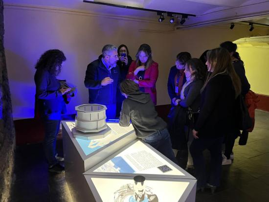 Visitantes participan con elementos interactivos