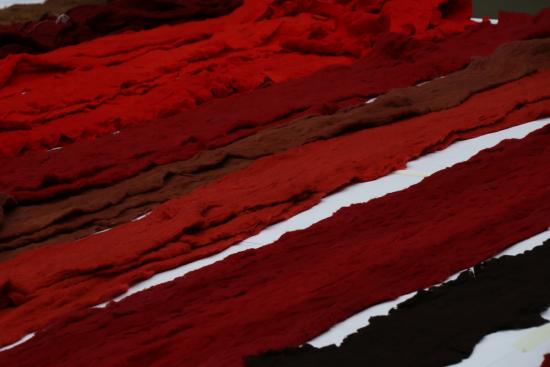Fotografía de retazos de lana en tonos rojos