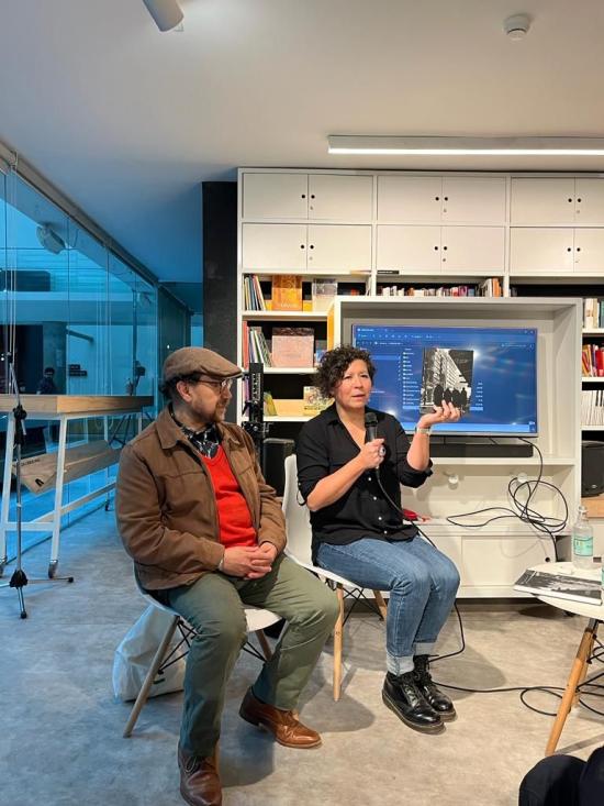 La directora de la Biblioteca Nacional en el lanzamiento del libro de Tito Vásquez.