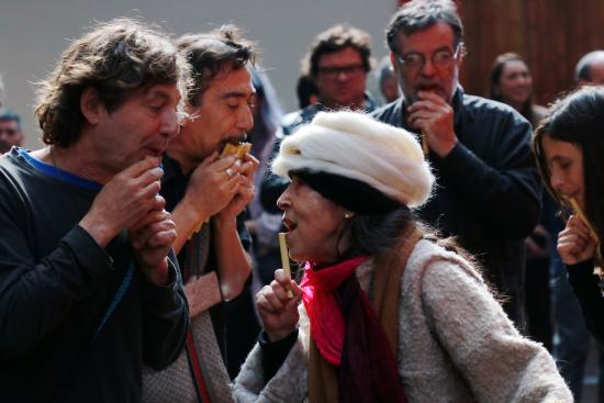 Cecilia Vicuña en inaugurción de "Soñar el agua"