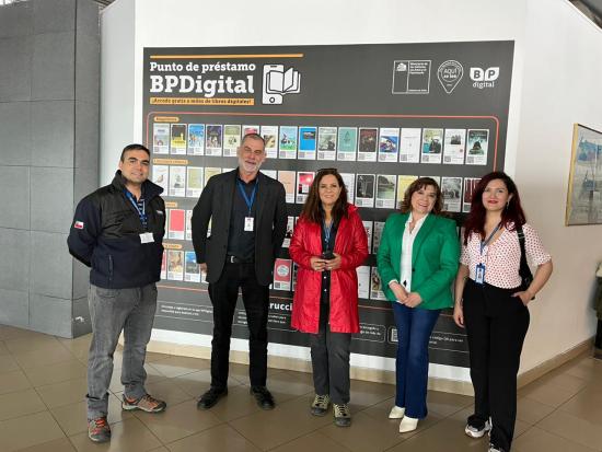 Directora nacional del Servicio del Patrimonio Cultural inaugura segundo punto de Biblioteca Pública Digital en aeropuerto de Punta Arenas