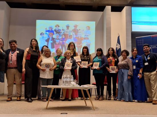 Mujeres destacadas junto a los integrantes de la Mesa de Equidad de Género de la región de Antofagasta.