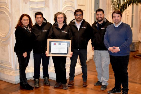 Representantes del Museo de Sitio Castillo de Niebla y de Serpat nivel central mostrando diploma del concurso Funciona 2023