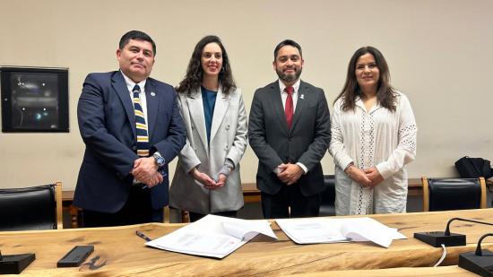 Autoridades durante la firma del formulario.
