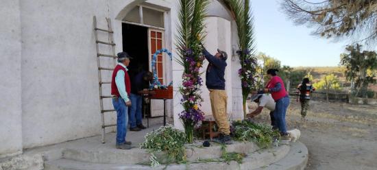 Miembros de la comunidad de Pachingo adornando el templo para la celebración de la virgen. Fuente: Facebook Comité La Palma de Pachingo, 2023