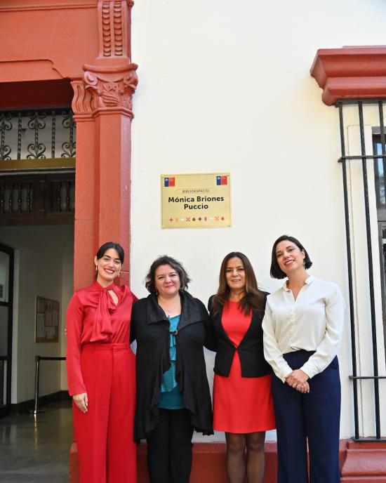 Autoridades junto a la placa del Biblioespacio Mónica Briones 
