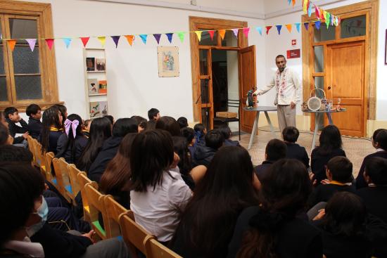 Alumnos del Colegio San Lucas disfrutan del espectáculo de narración oral de la compañía Avuelopajaro, en la Biblioteca Pública Alonso de Ercilla y Zúñiga, La Serena.