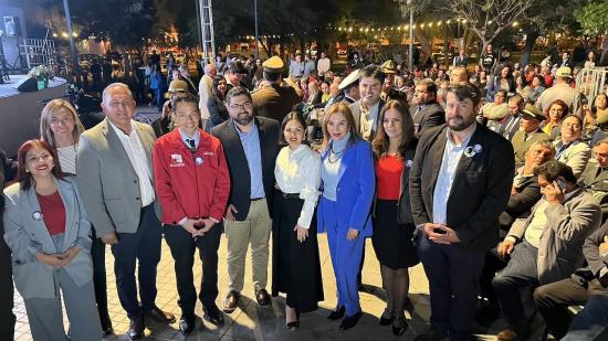 Autoridades en la plaza de Vicuña