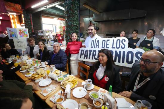 Autoridades en desayuno realizado en La Vega Central