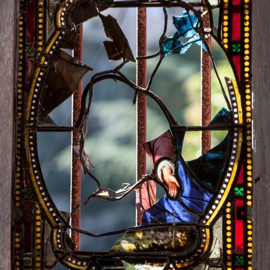 Detalle de vitral dañado perteneciente a la Iglesia San Francisco de Borja.