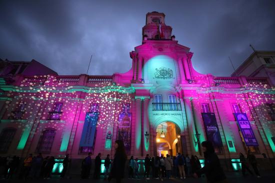 Luces en el frontis del Museo Histórico Nacional en Noche de Museos 2025