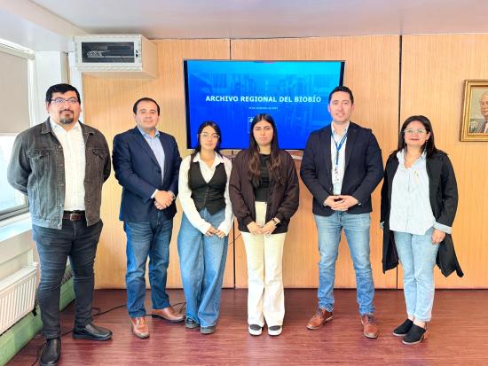 Equipo ARB junto a estudiantes y docente USS