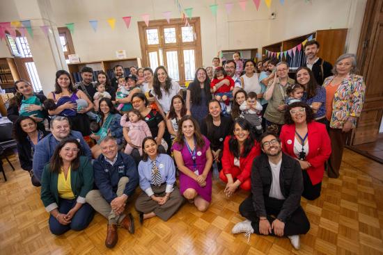 Grupo de autoridades de Culturas, regionales y locales, equipo de la biblioteca y usuarias en la Guaguateca de la Biblioteca Santiago Severin