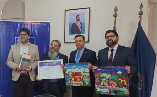 Entrega de reconocimiento Premio Margot Loyola 2025