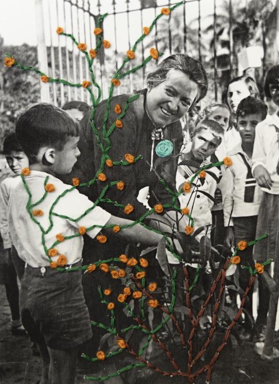  Gabriela Mistral plantando con niños en Guayaquil.