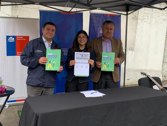 Máximas autoridades de Cultura y Educación firmando la Política de Educación Patrimonial. 