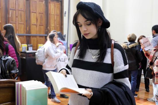 usuaria leyendo libro