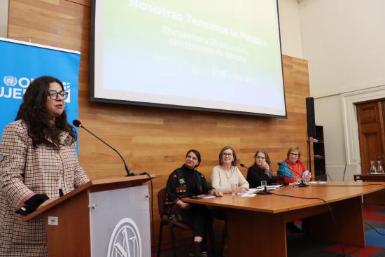Ministra de la Mujer y la Equidad de Género, Antonia Orellana Guarello, junto a las panelistas del Encuentro “Nosotras tenemos la palabra. A 30 años de la Conferencia de Beijing”