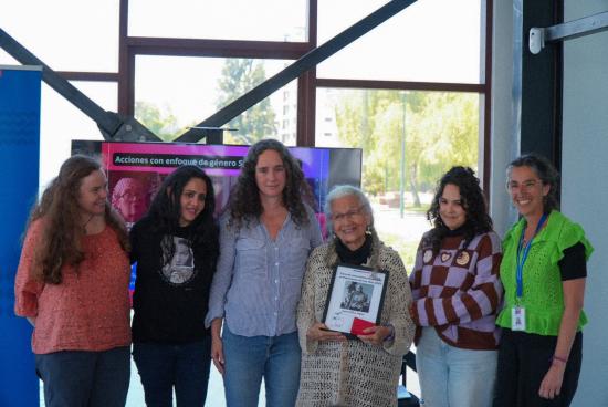 Francisca Corbalán Herrera, seremi de la Mujer y Equidad de género,  junto a las participantes y sus familiares