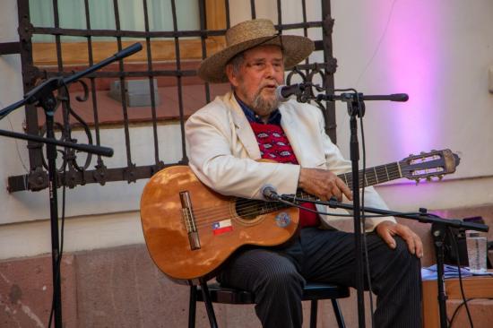 Domingo Pontigo con su guitarra