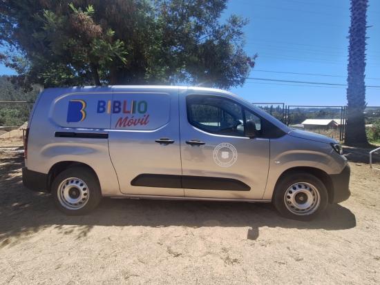 Nuevo Bibliomóvil acerca la lectura a la comuna de Paredones