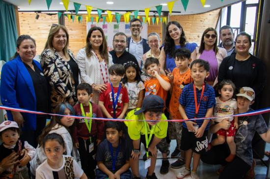 Autoridades y usuarios en la inauguración