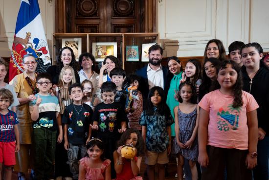 El Presidente de la República Gabriel Boric y autoridades de cultura y patrimonio junto a niñas y niños
